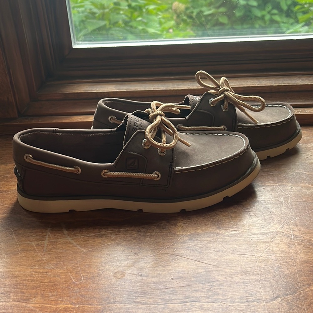 New size 4 youth sperry. Dark brown.
